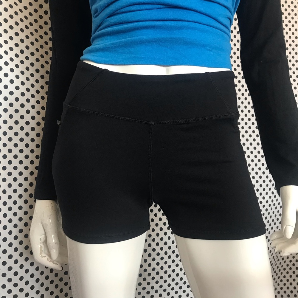 Kyodan 2.75 inch inseam Shorts w/ zippered pocket and mesh pocket Women’s Sz S